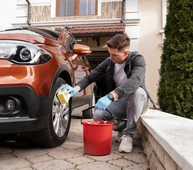Lavage auto à domicile Saint-Jean-d'Angle : professionnel intervenant sur un véhicule